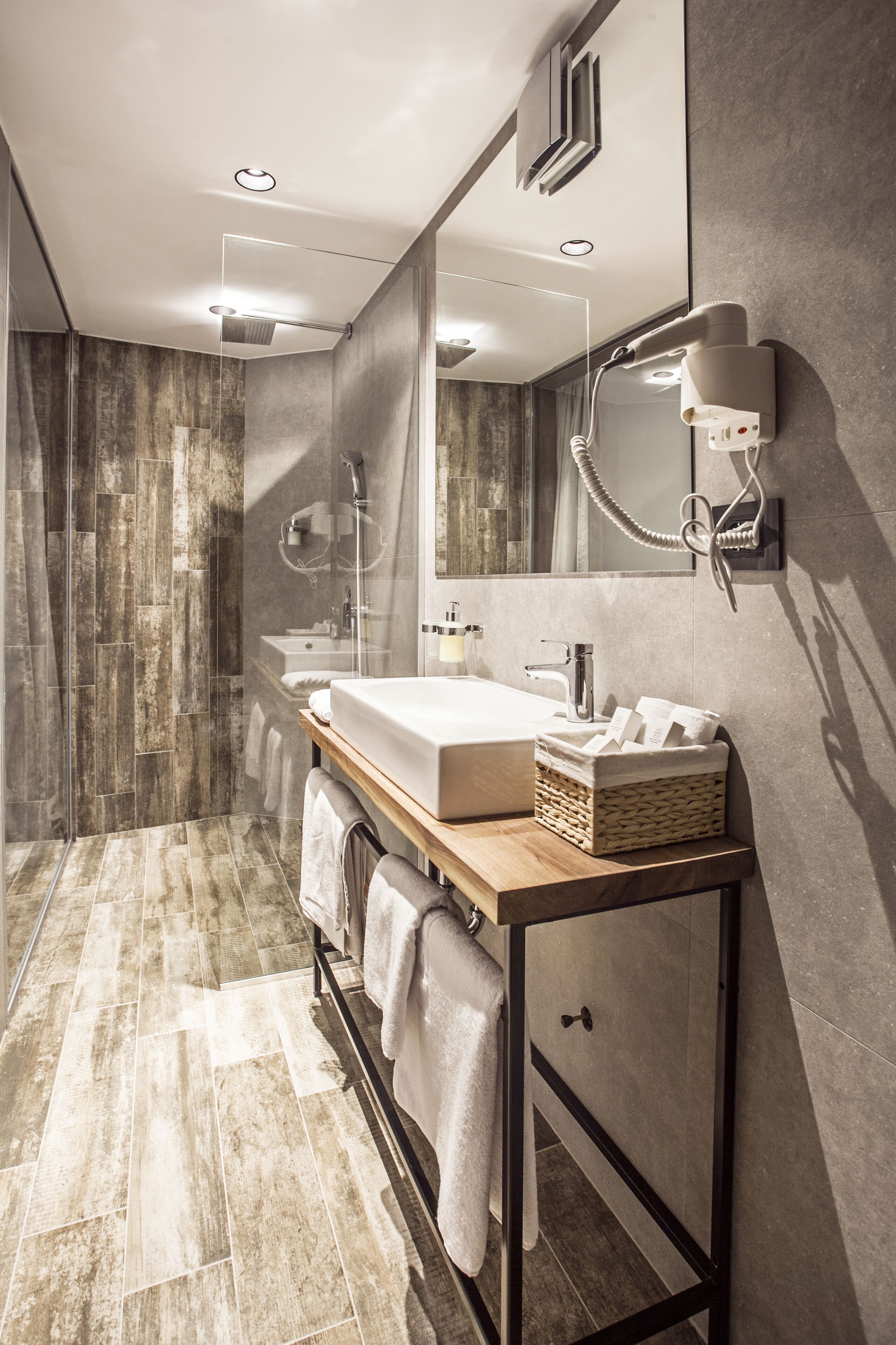 NOMAD LUXURY SUITES
