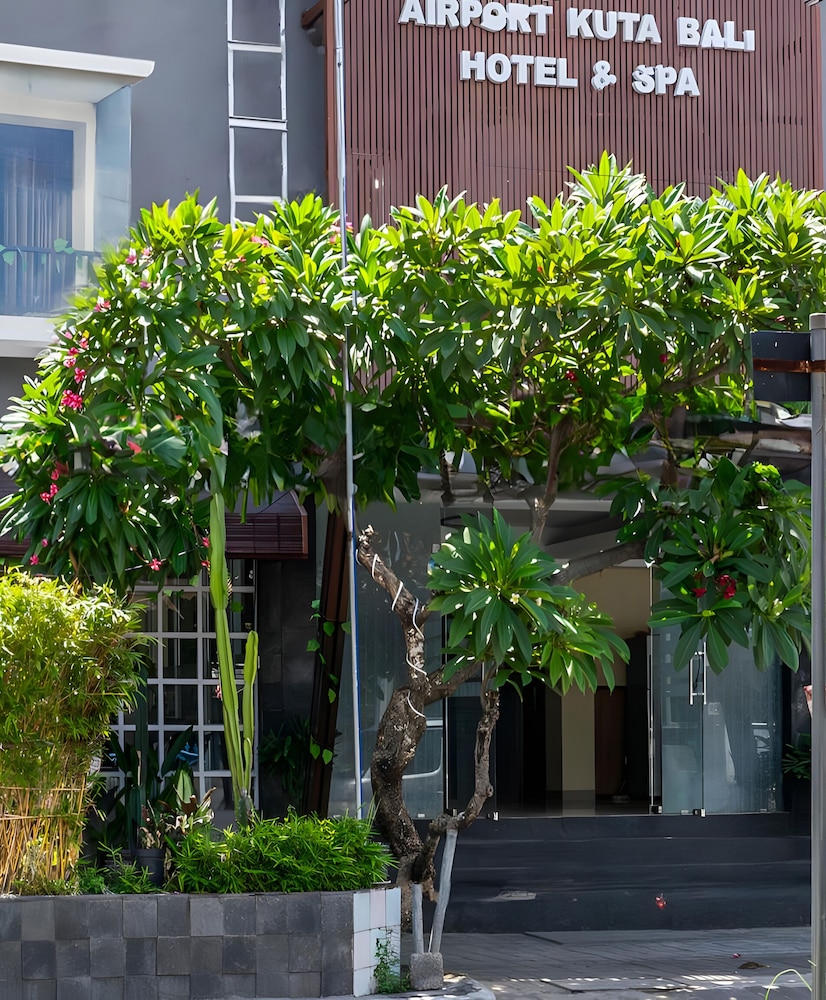 Super OYO 93765 Airport Kuta Bali Hotel — фото 3