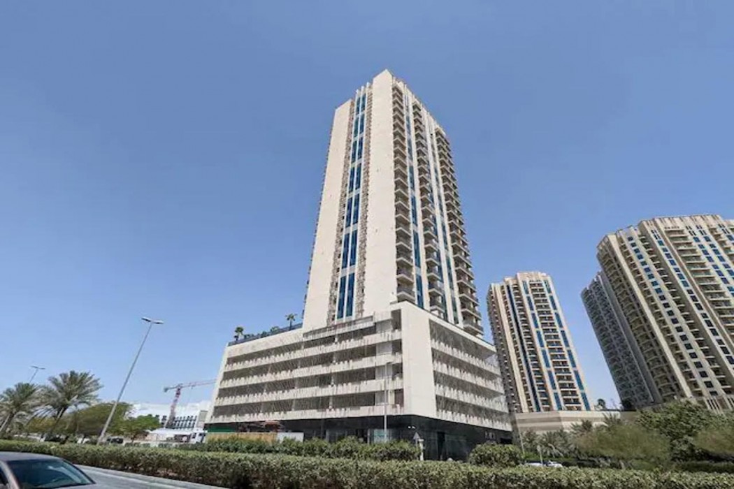 Stylish Studio Apartment at RMT Residence with Gym, Pool and Free Parking — фото 1