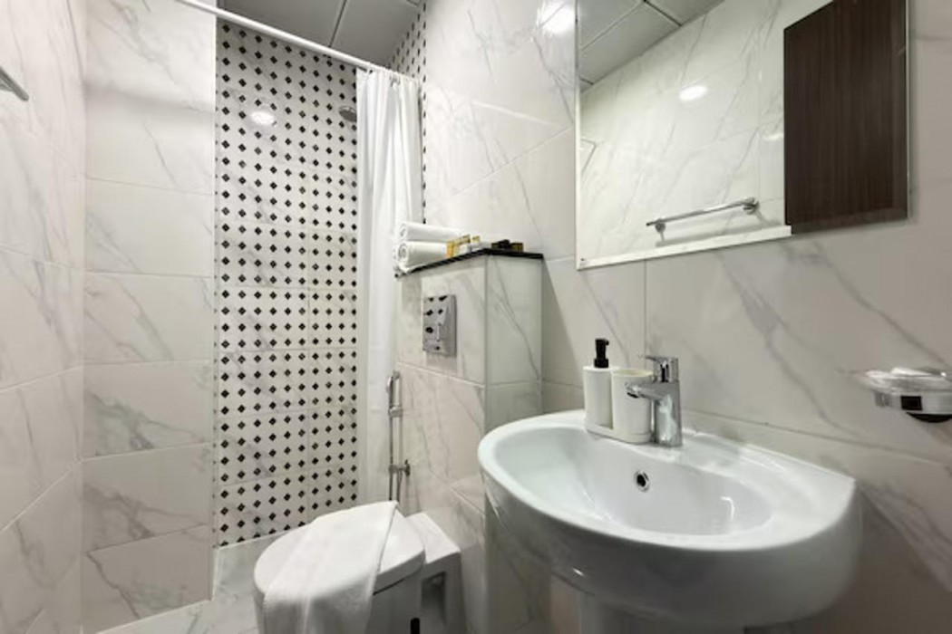 Stylish Studio Apartment at RMT Residence with Gym, Pool and Free Parking — фото 3